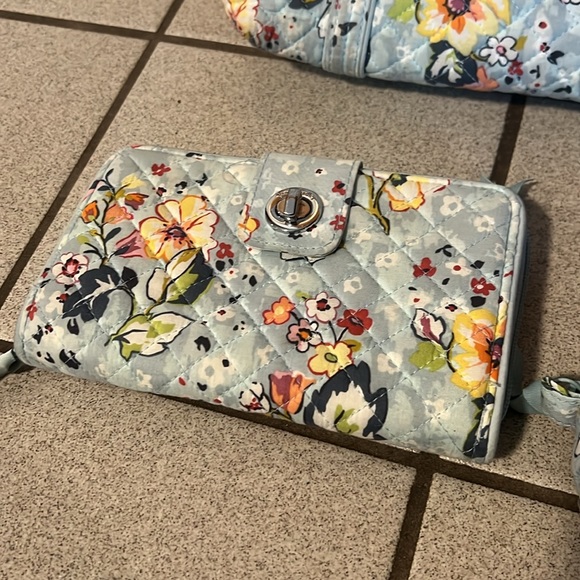 LIKE NEW - VERA BRADLEY 3 PIECE SET - Picture 9 of 14